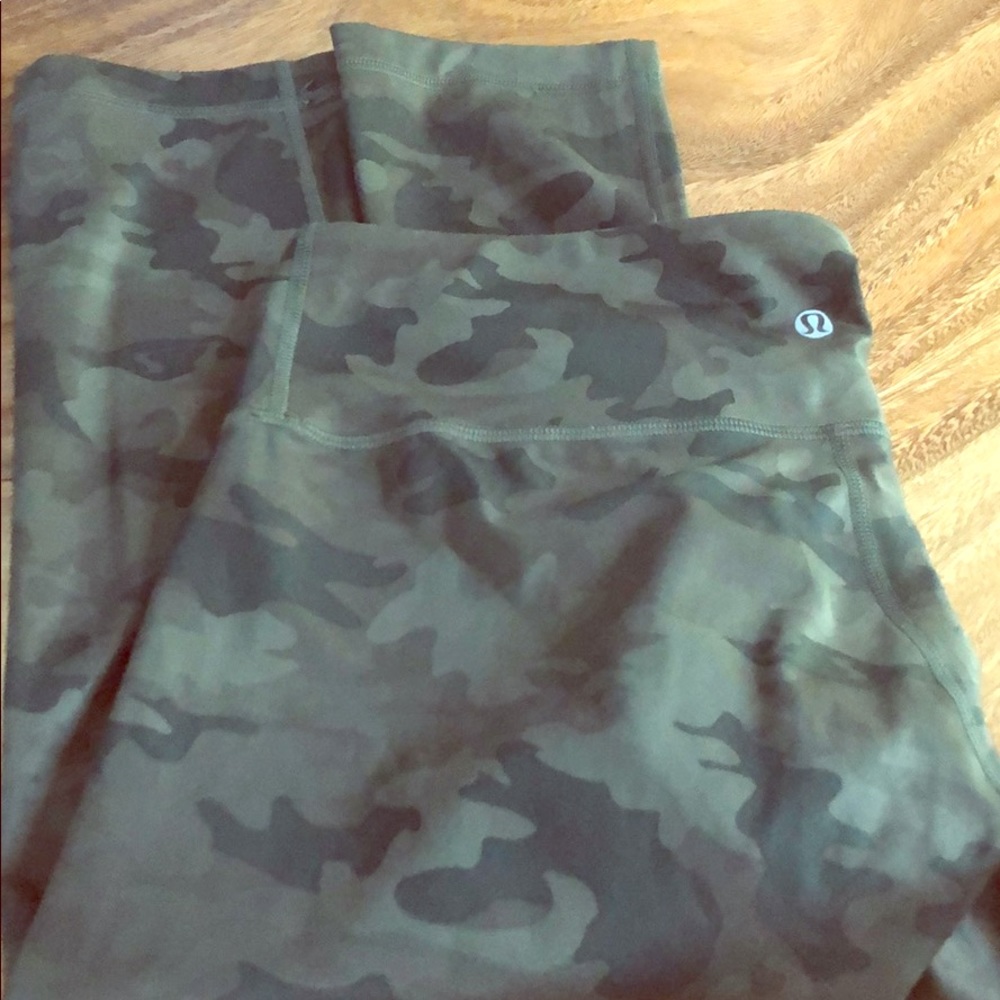 Green camouflage crop pant